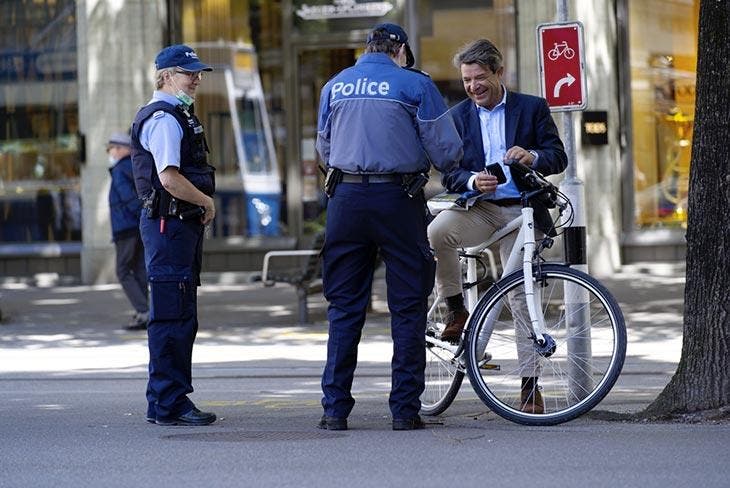 Un cycliste qui se fait contrôler par des policiers