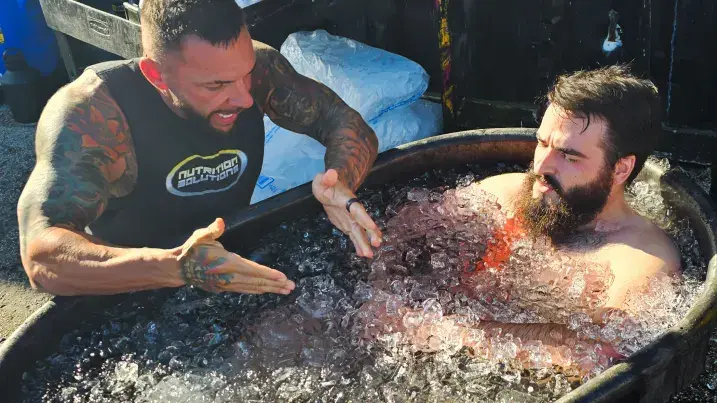 Un des employés est guidé par le PDG Chris Cavallini lors d’une session de bain de glace