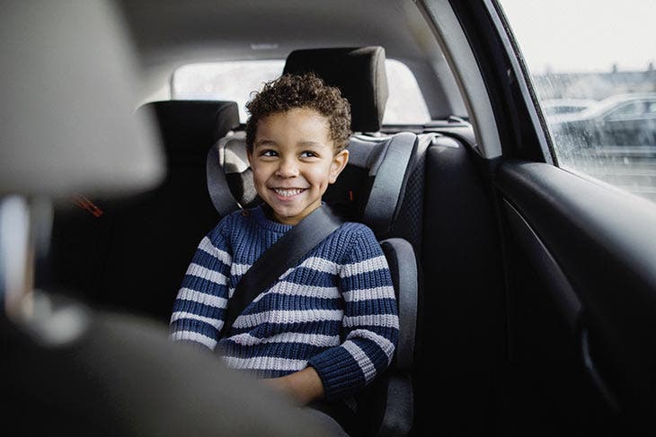 Un enfant assis dans la voiture