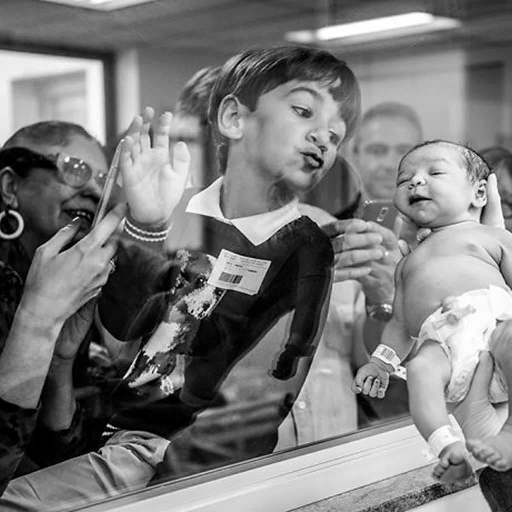 Un enfant avec son petit frère