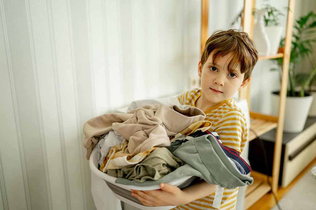 Un enfant qui aide sa maman