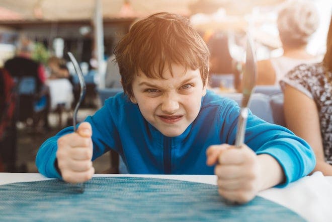 Un enfant qui attend à manger