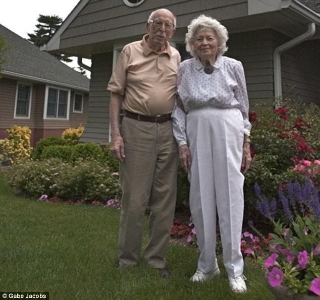 Un grand père de 105 ans dit je t’aime à sa femme de 100 ans dans une émouvante vidéo