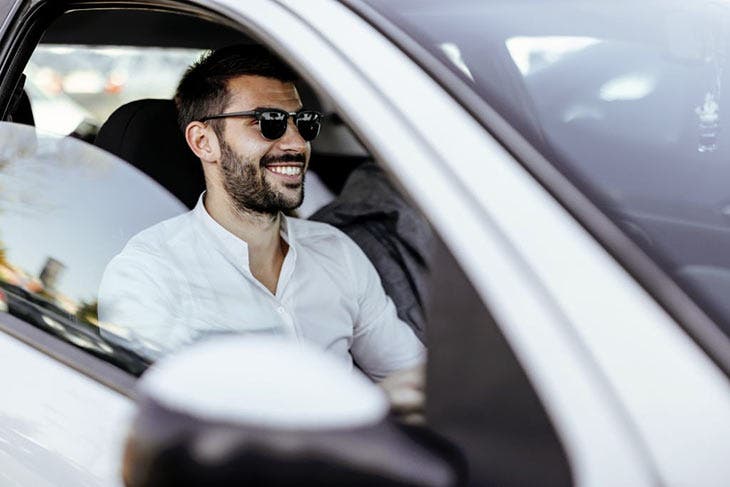 Un homme au volant de sa voiture - source : spm