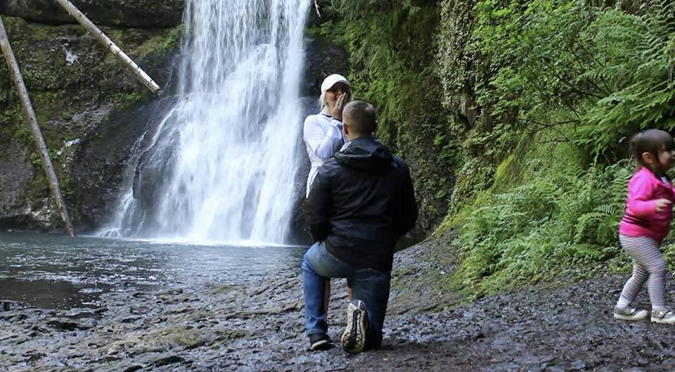 Un homme se met à genoux pour demander à la fille de sa copine