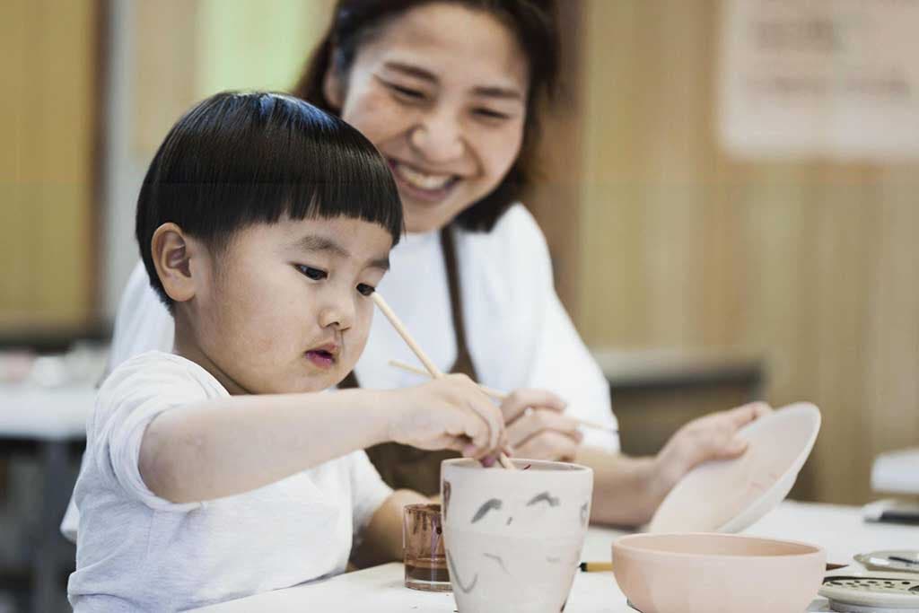 Un petit enfant avec sa maman