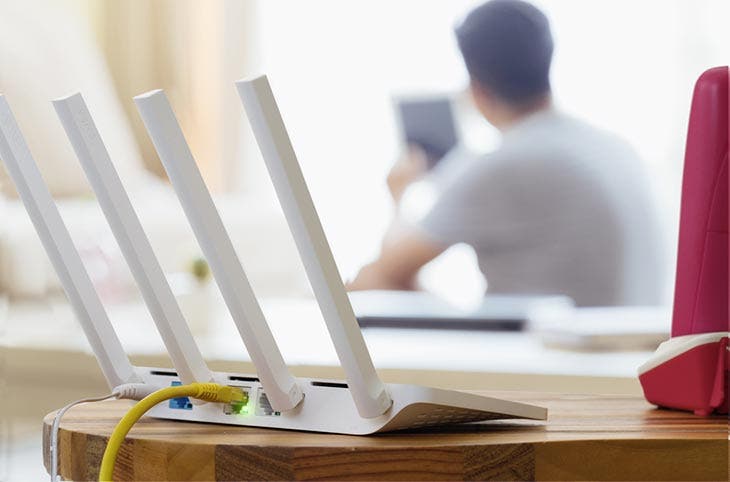 Un routeur wi-fi sur la table 