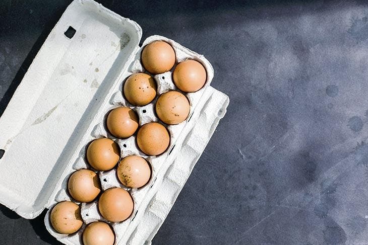 Une douzaine d'œufs dans un carton