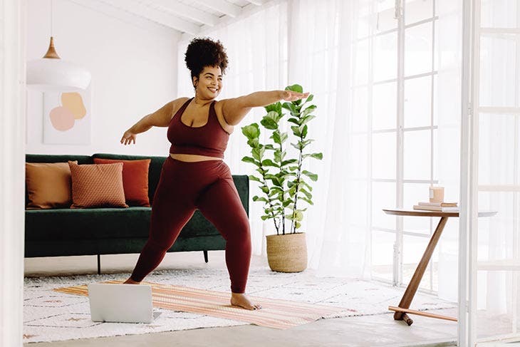 Une femme faisant du sport chez elle. source : spm