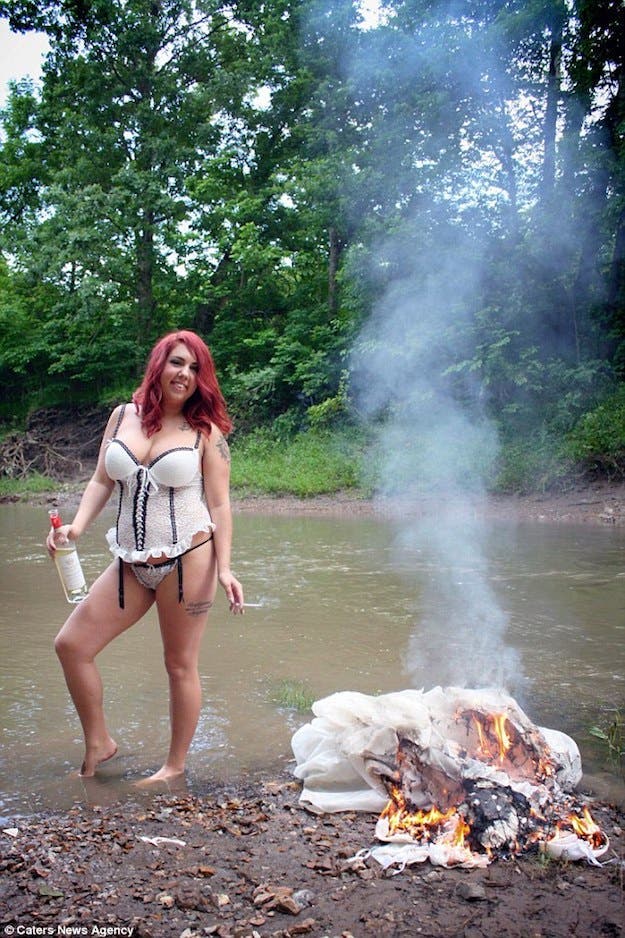 Une femme organise une séance photos pour fêter son divorce