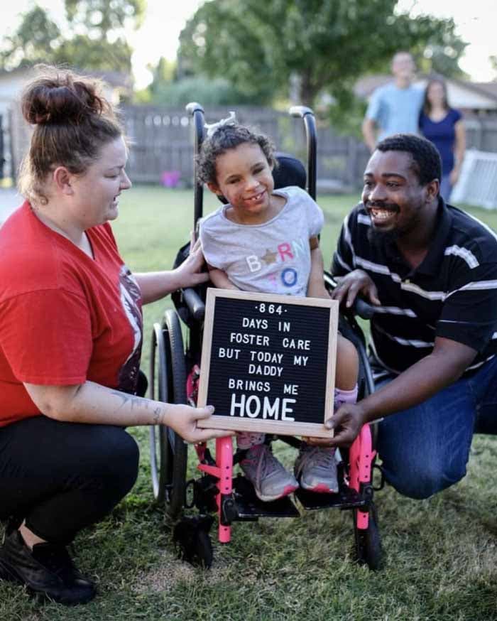 Une fille adoptée avec sa famille