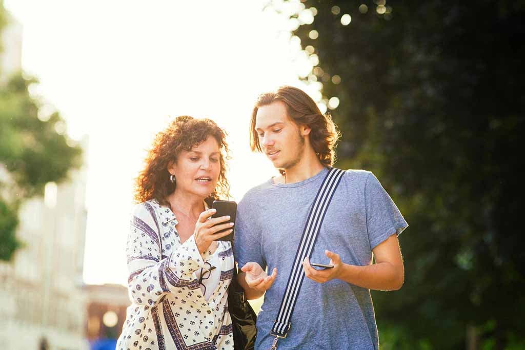 Une maman parle avec son fils