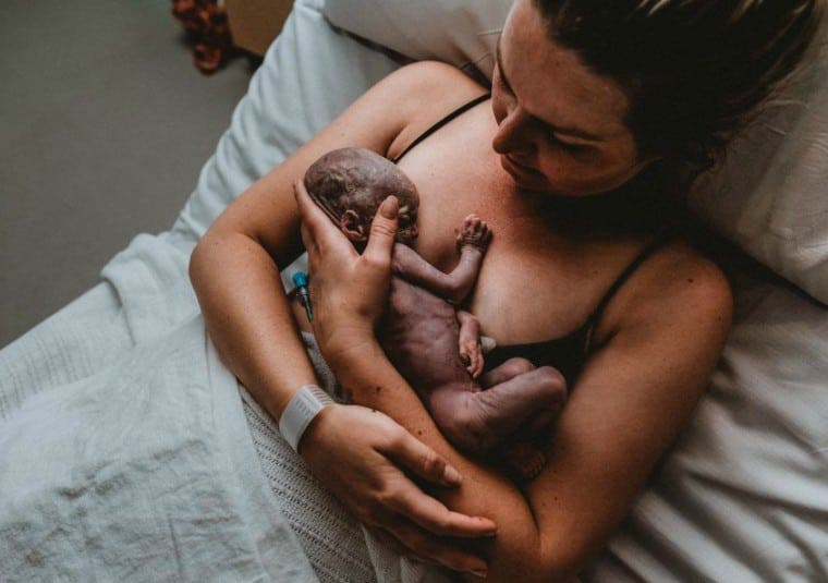 Une maman partage des photos d'elle donnant naissance à un enfant mort-né