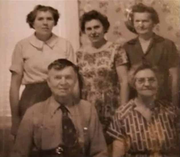 Une photo des trois sœurs en famille