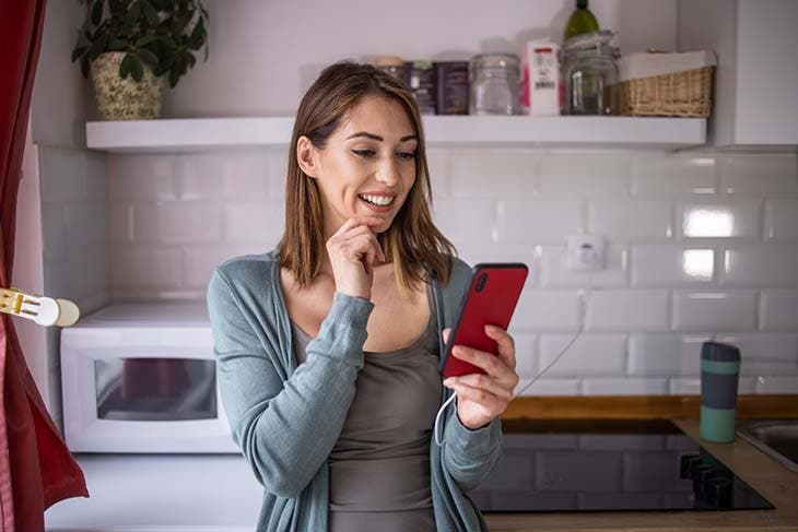 Utiliser le téléphone pendant qu'il se charge