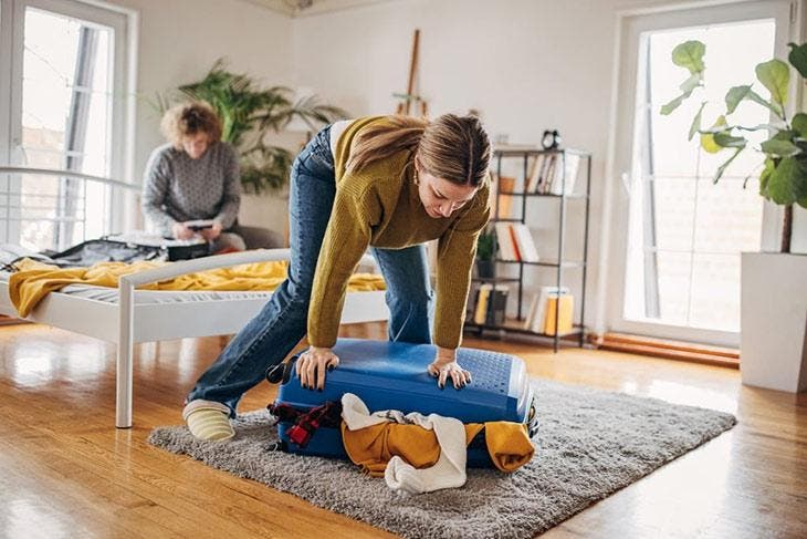 Valise qui déborde de vêtements