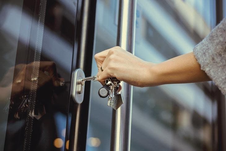 Verrouiller la porte de la maison