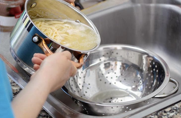 Verser l’eau de cuisson des pâtes 