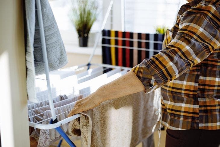 Vêtements bien espacés qui sèchent sur étendoir