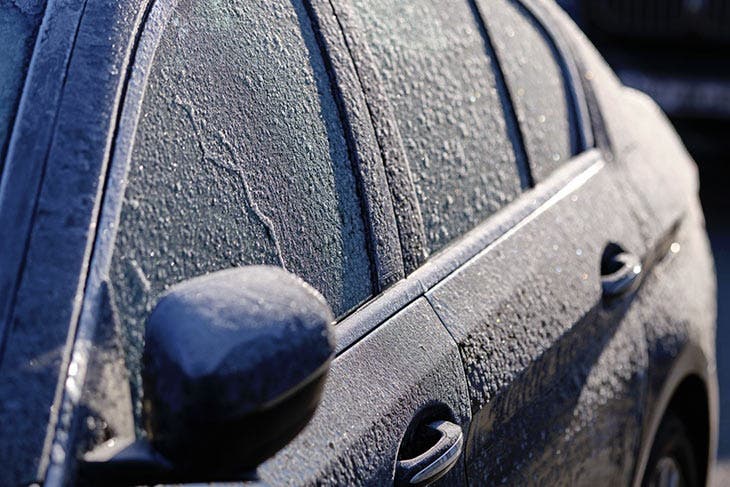 Vitres de voiture gelées. source : spm