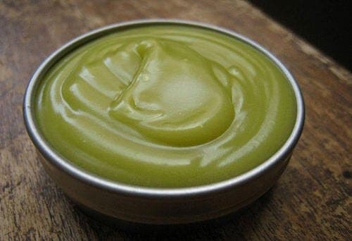 Préparez cette crème magique au citron et à l’ail à la maison pour traiter les varices