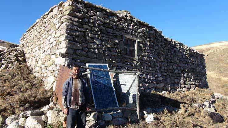 Vue extérieure de la maison située sur le flanc d’une colline