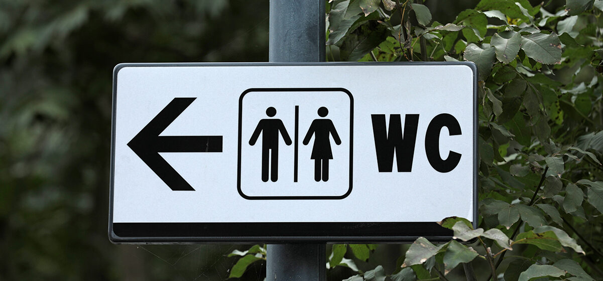 Panneau de signalétique WC dans un lieu public