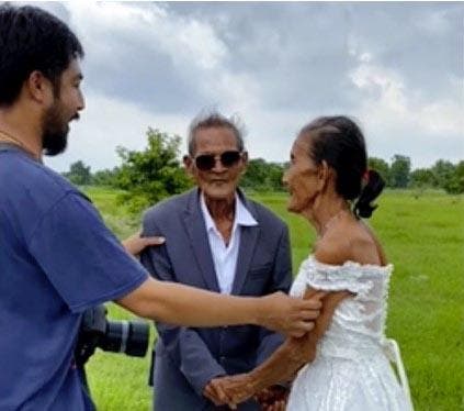 Wong Aou-Aurun et sa femme Klin en compagnie de leur petit-fils recréant la scène de leur mariage