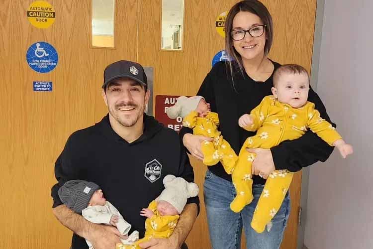 Zac et Brittney Wolfs, avec dans leurs bras, leurs 4 bébés