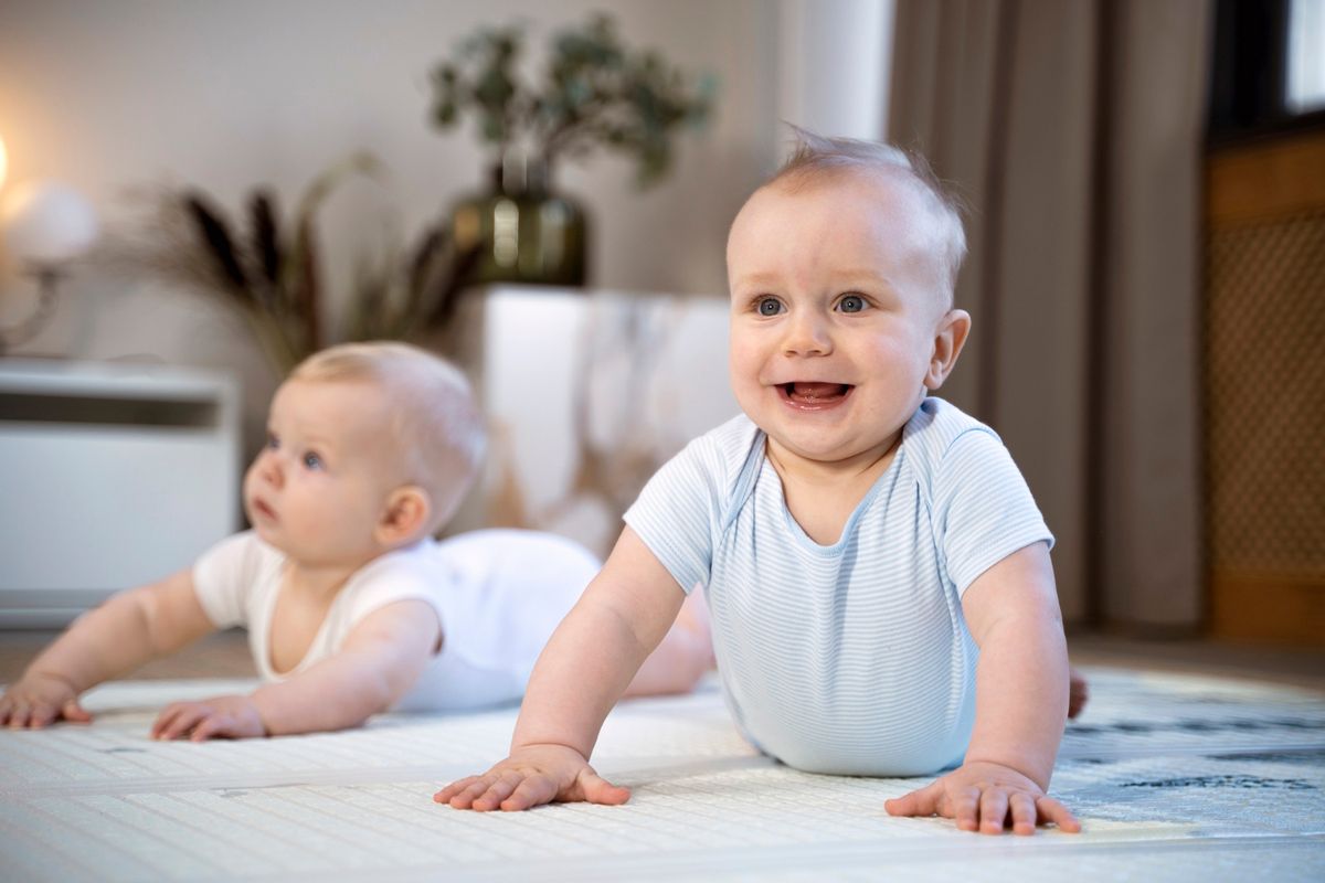 Une famille recomposée unie, souriante, avec des jumeaux bébés