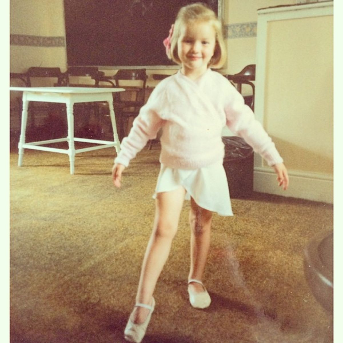 Photo d'enfance de Rosie Huntington-Whiteley dans la campagne anglaise
