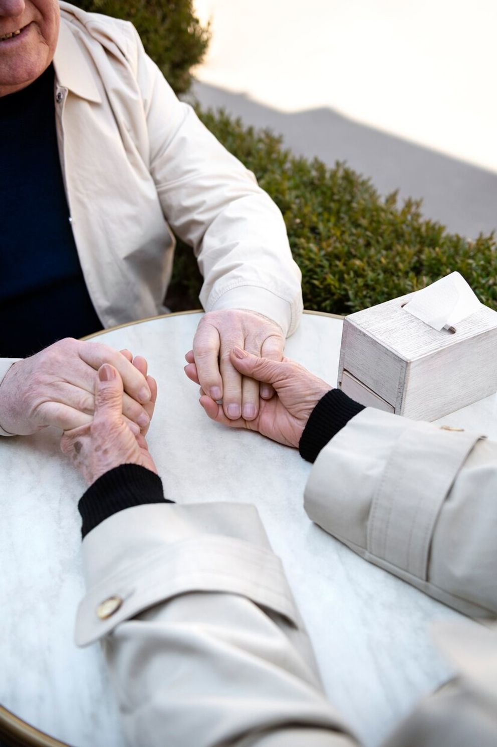 Deux mains âgées qui se tiennent, symbolisant l'amour durable