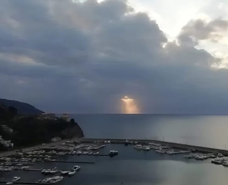 Vue d'ensemble du ciel et de la mer avec la silhouette nuageuse en arrière-plan