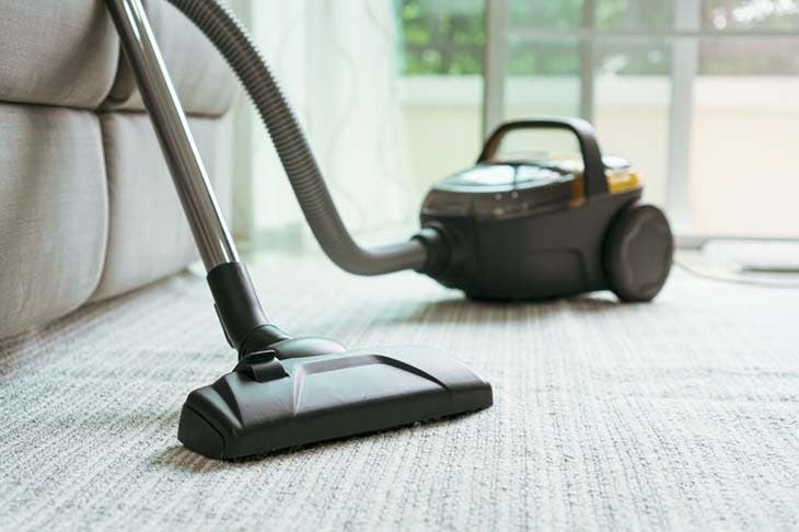 Un aspirateur dans le salon – spm