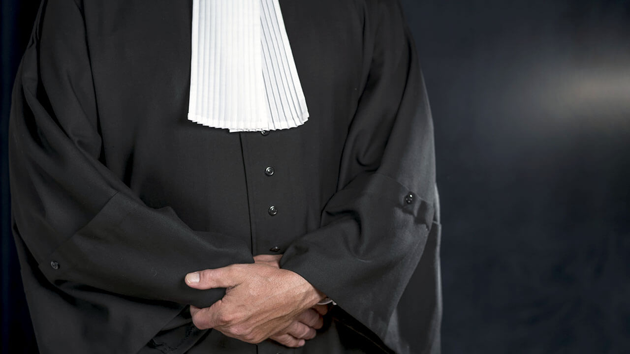 Une avocate discutant avec une cliente, symbolisant le recours à la justice et à la médiation