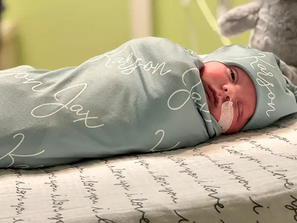 Karson, bébé, apaisé et montrant des progrès encourageants dans son rétablissement
