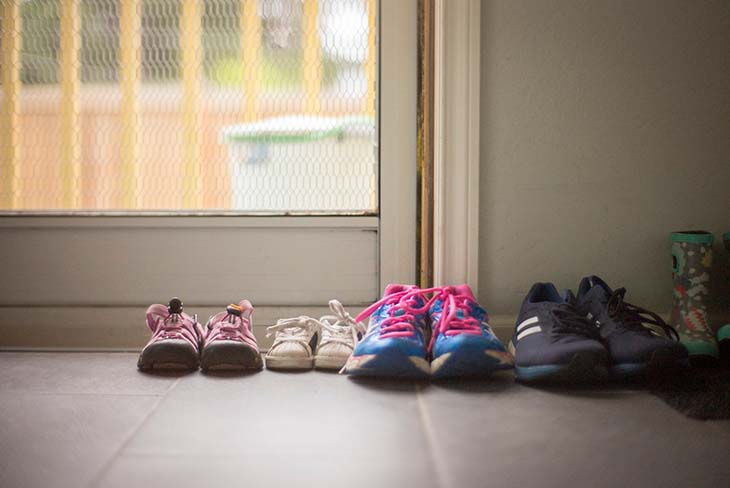 Des baskets près de la porte de la maison 