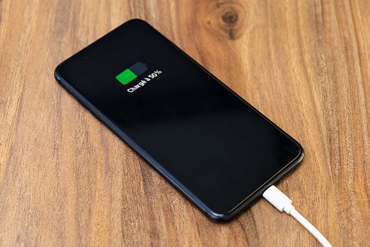 Un téléphone en charge à 50% 