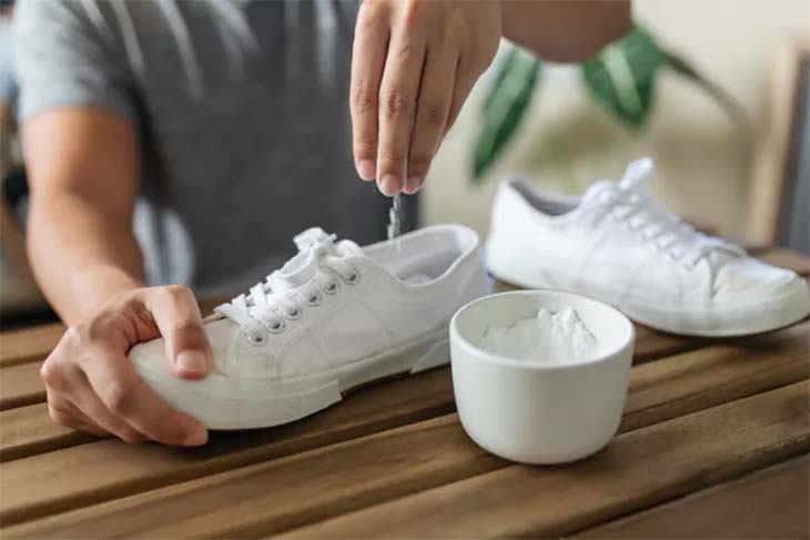 Bicarbonate de soude pour éliminer les mauvaises odeurs des chaussures 