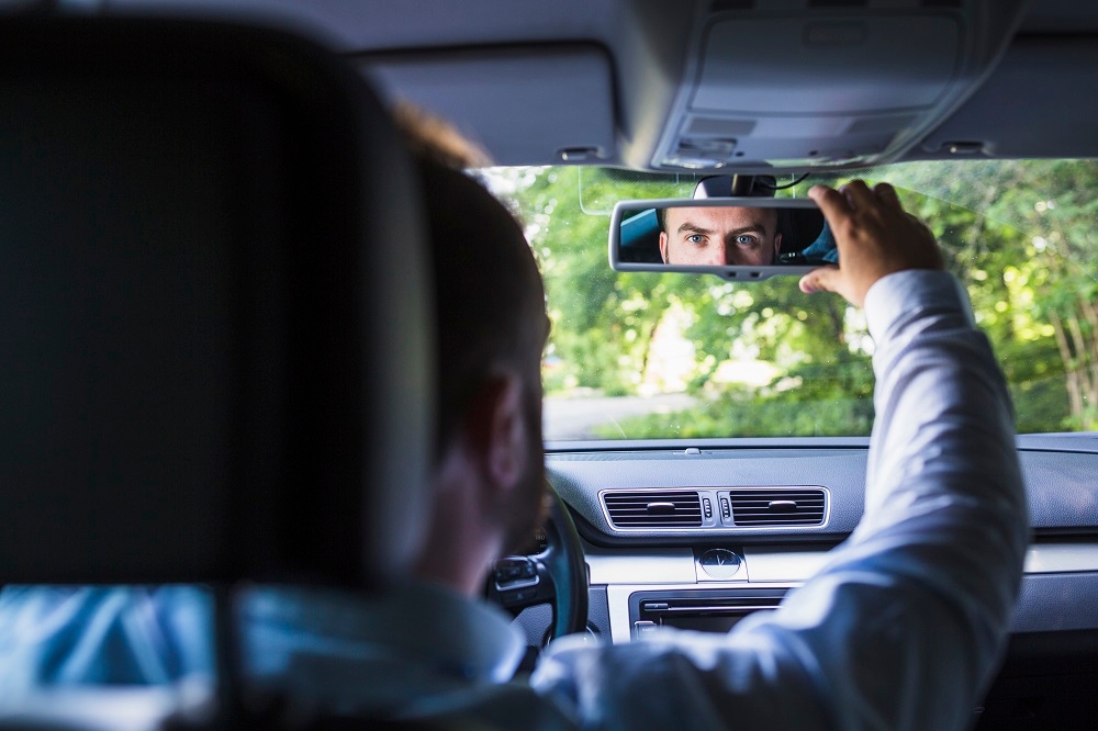 Photo montrant le réglage correct du rétroviseur intérieur d'une automobile