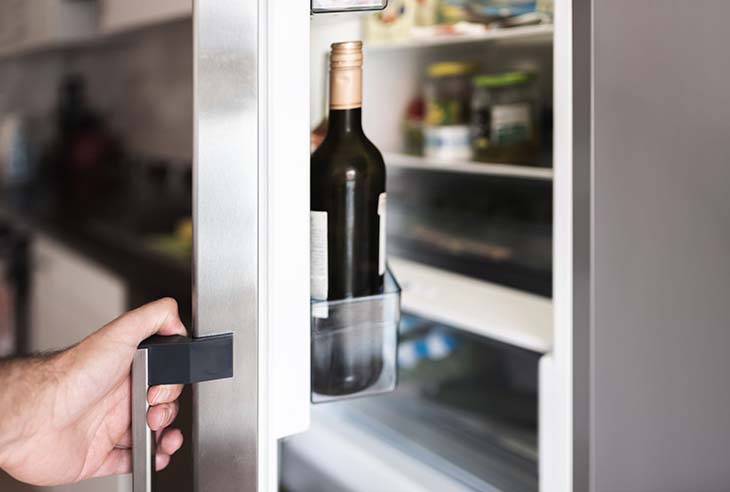 Bouteille de vin dans le frigo 