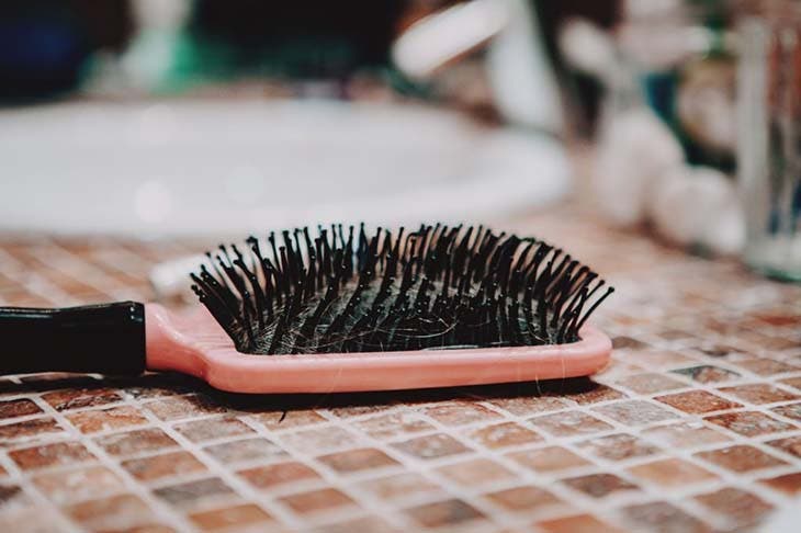 Une brosse à cheveux dans la salle de bain – spm