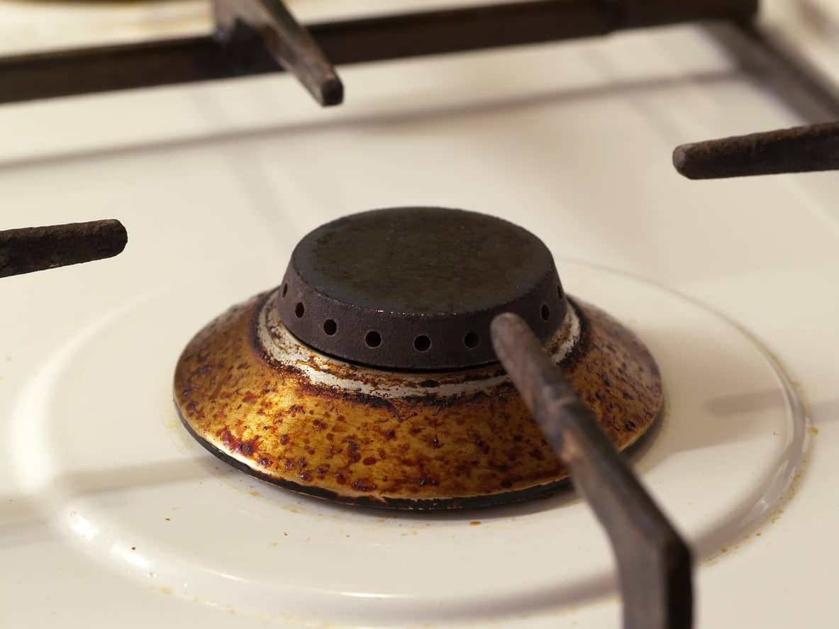 Brûleurs de cuisinière encrassés avant nettoyage