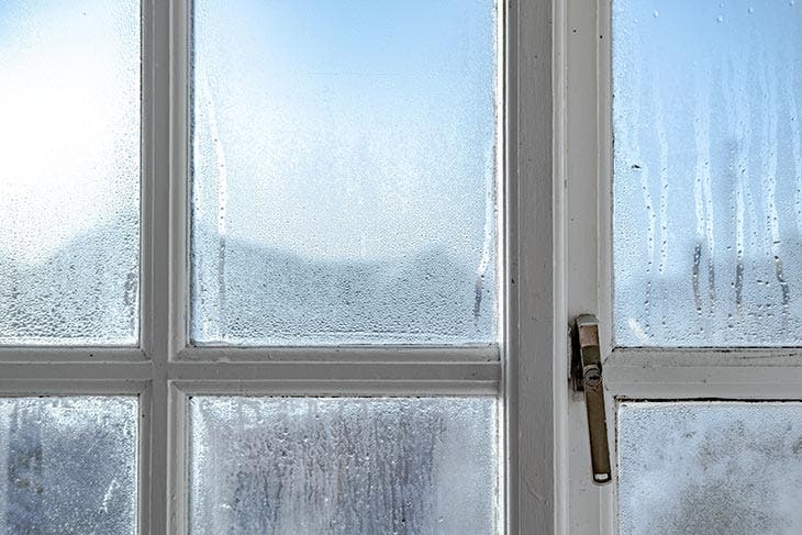 Buée sur les vitres d’une fenêtre