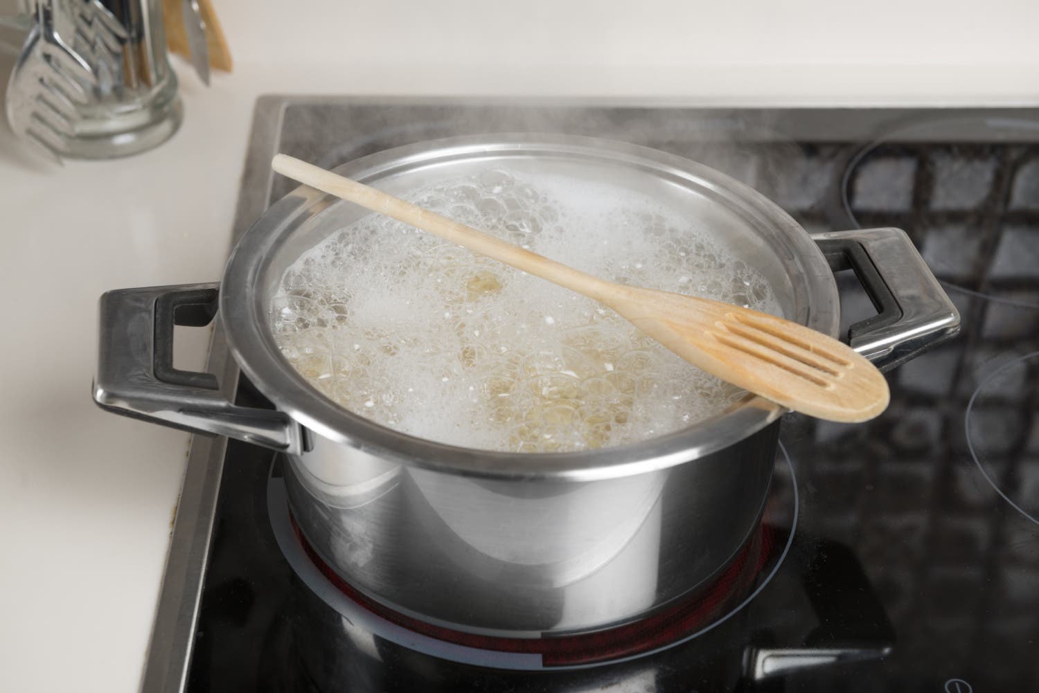 Cuillère en bois sur une casserole