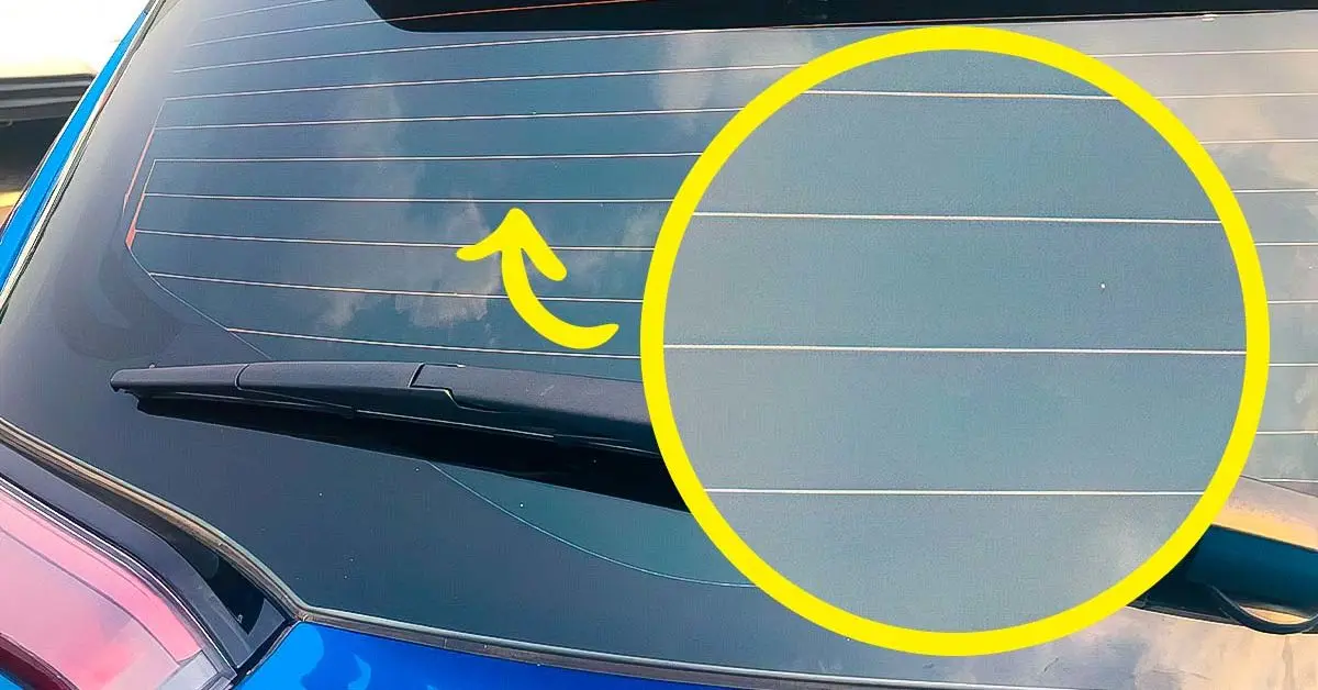 Détail des lignes chauffantes sur une vitre de voiture