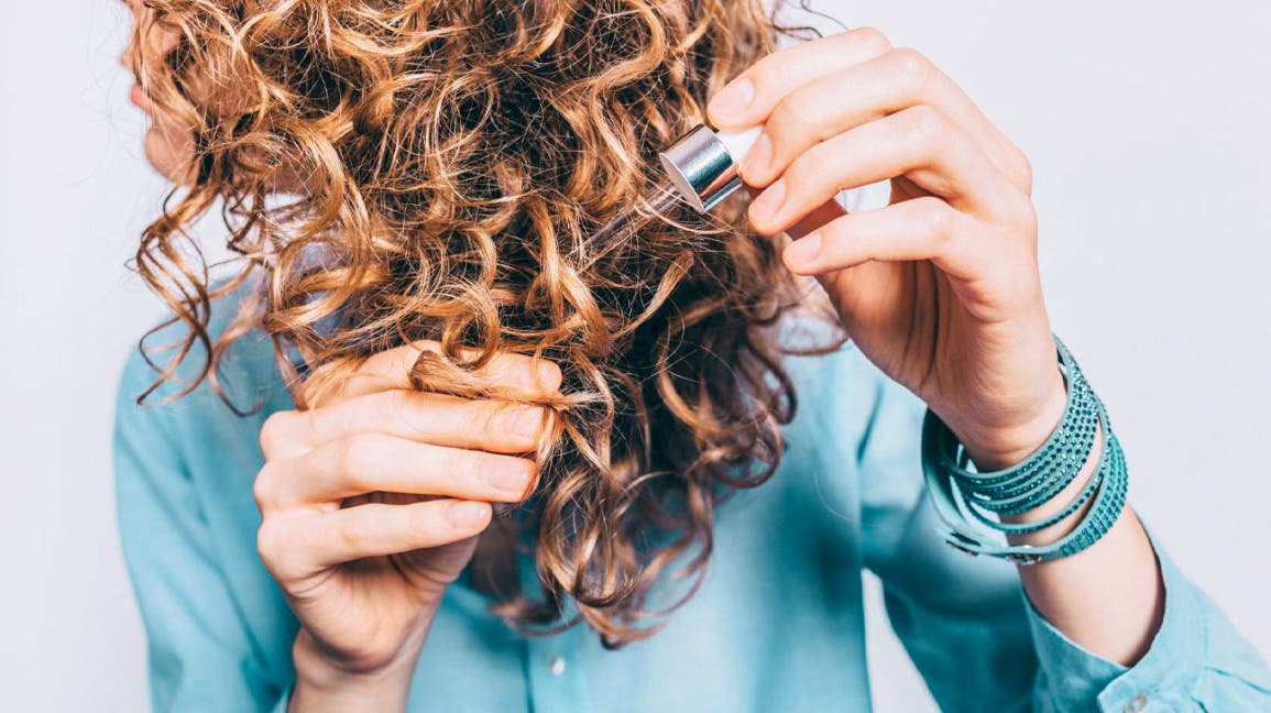 cheveux bouclés