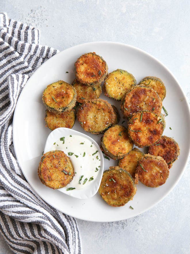 chips de courgettes avec sauce