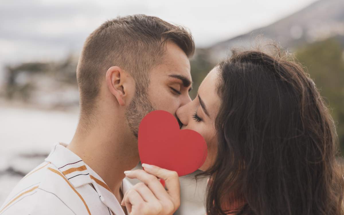 Femme souriante et pensive, regardant au loin