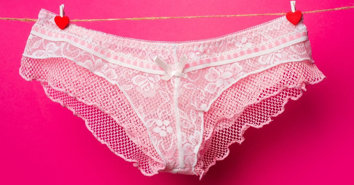 Gros plan sur le nœud en ruban d'une culotte en dentelle